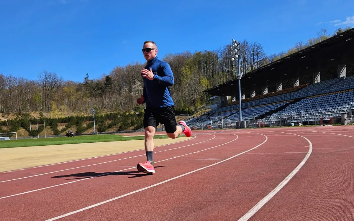 Trening biegowy na stadionie – przygotowanie motoryczne w Dobrym Ruchu