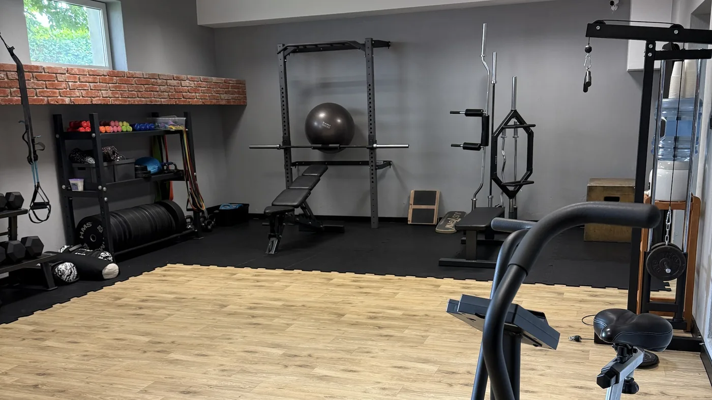 Wolne ciężary, stojak i rower powietrzny w Studio Treningu Dobry Ruch w Słupsku