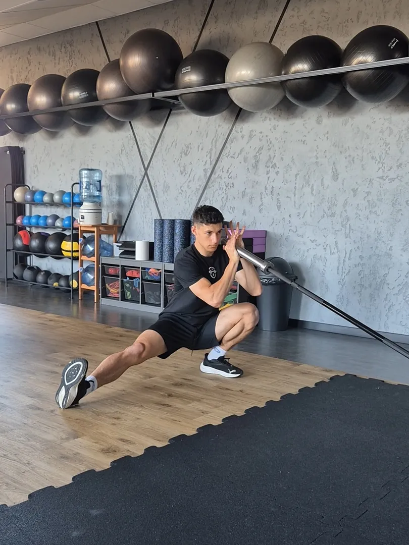 Bartek – trener Dobrego Ruchu podczas ćwiczenia z gryfem